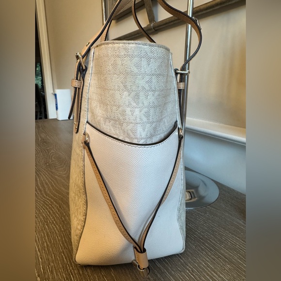 Michael Kors Cream and Tan Signature Tote - Picture 8 of 16